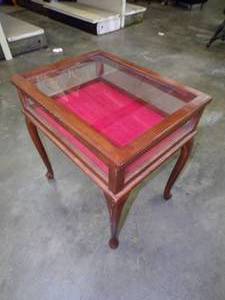 lot 66 image: Fantastic Vintage Glass Display Table w Hinged Top