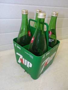 lot 68 image: Rare 7up Carrying Case for 4 Liter Bottles