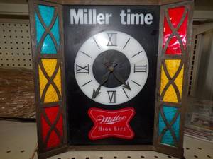lot 71 image: Vintage Miller Beer Lighted Clock  Working Needs New Bulb