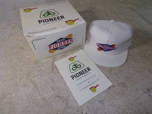 lot 79 image: Collectible Vintage Pioneer Seed Cap w Box & Paperwork