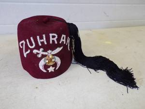 lot 81 image: Vintage Zurah Shriners Tasseled Hat