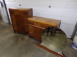 lot 108 image: Pair of Dressers with Mirror
