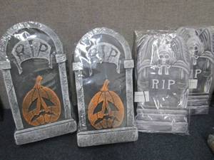 lot 11 image: Halloween Lawn Dcor...