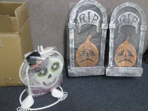lot 18 image: 2 pks Halloween Lawn Decorations, 3...