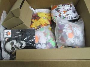 lot 22 image: Box of Halloween Treat Bags, Dcor...