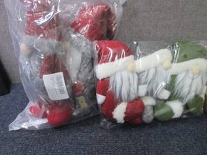 lot 89 image: 5 Holiday Gnomes...
