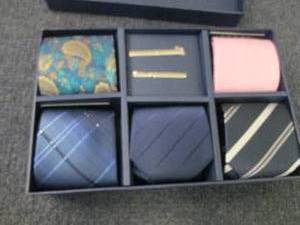 lot 147 image: 5 Tie Mens Gift Box with 2 Tie Clas...