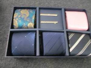 lot 153 image: 5 Tie Mens Gift Box with 2 Tie Clas...