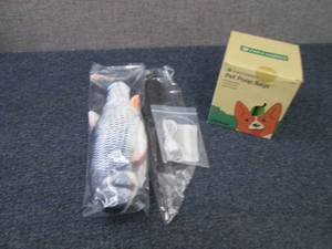 lot 166 image: Petisle Flippity Fish Cat Toy,Pet P...