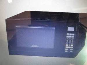 lot 277 image: Sunbeam 0.7 Cu. Ft. 700-Watt Counte...