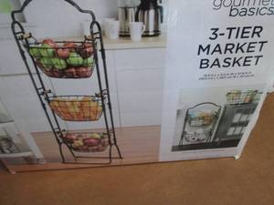 lot 278 image: Gourmet Basics by Mikasa Harbor 3-T...