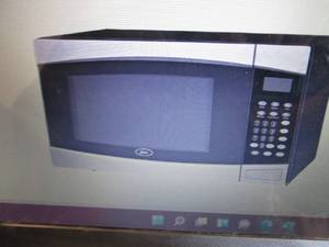 lot 286 image: Oster 1.6 Cu. Ft. 1000-Watt Counter...