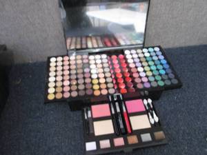 lot 293 image: Giordano Colors 201-Pc. Sleek Styli...