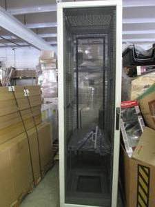 lot 295 image: Compaq 7 ft  Vented, Locking, Rolli...