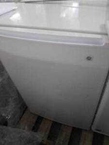 lot 297 image: GE Medium Upright Biomedical Freeze...