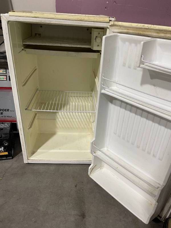 lot 73 image: Mini FridgeFreezer