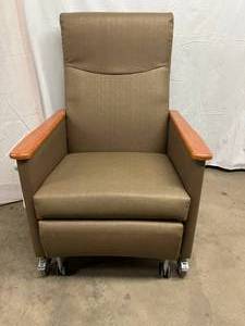 MOBILE MEDICAL RECLINER GERI CHAIR WITH WOOD GRAIN LAMINATE ARMS AND EXTENDING FOOTREST - EXCELLENT CONDITION