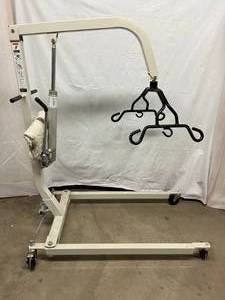 MSRP $1900 Top Of The Line In High Quality Hoyer Haudraulic Patient Lifts with Sling On Wheels - 400lb Capacity 6 Point Cradle Many Uses For This Powerful Lift - Mechanics, Veterinary Clinics, Etc. Great Condition