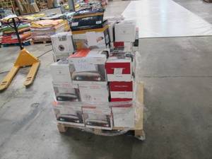 lot 710 image: Pallet of Untested Heated ThrowBlankets from Brookstone