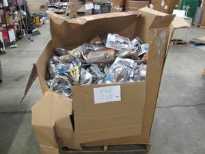 lot 762 image: Pallet of UntestedUnchecked Bathroom and Shower Parts