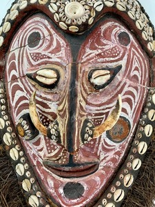 lot 1 image: Rare Ornate Vintage Papua New Guinea Sepik Spirit Mask - Made of Turtle Shell
