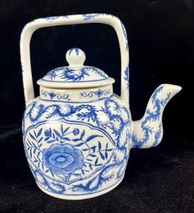 lot 60 image: Vintage Blue Ceramic Teapot & Jar- China