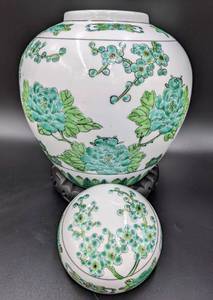 lot 71 image: Goldimari Bird of Paradise Japanese Ginger Jar on Wood Base