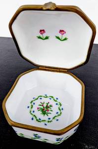 lot 73 image: Raynaud Limoges French Floral Ceralene Porcelain Trinket Box