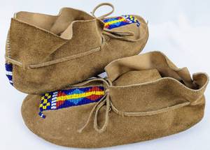 lot 98 image: Vintage Handmade Beaded Leather Moccasins