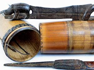 lot 250 image: Antique Indonesian Dayak Hunting Bamboo Quiver, Arrows, Spear Tip and Clip