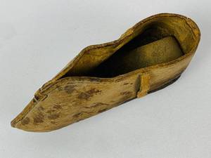 lot 269 image: Antique Artifacts- Pointed Shoe, Handcarved Wooden Base, Wooden MalletMuzzle Gun Packer