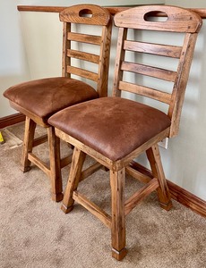 lot 3 image: 2 Beautiful Wooden Barstools