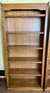 lot 302 image: Beautiful Bookshelf with Adjustable Shelves