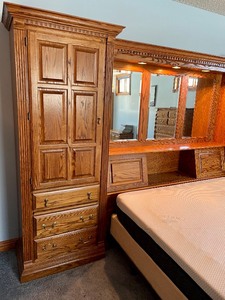 lot 20 image: Wowza Waterbed with Storage Cabinets