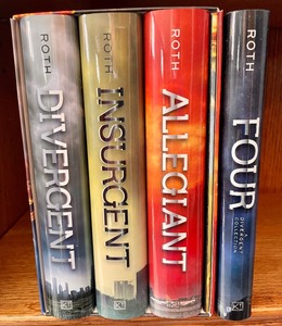 lot 124 image: Veronica Roth Books
