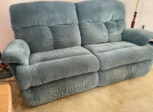 lot 261 image: Big Comfy Upholstered Sofa (matches the sofa in lot 263)
