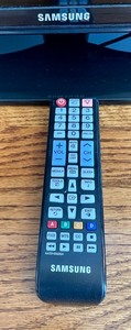 lot 145 image: Samsung 32 TV with Remote
