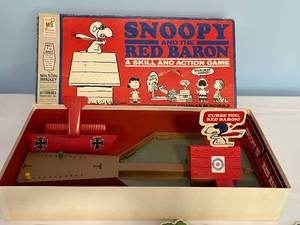 lot 60 image: 1970 Snoopy and The Red Barron Board Game