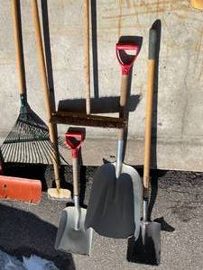 lot 253 image: Long Handled Tools