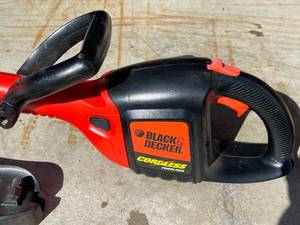 lot 256 image: Black and Decker Rechargeable Weed Whip