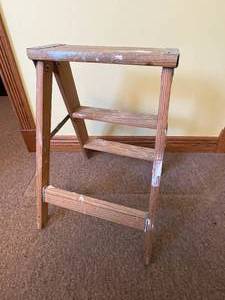 lot 326 image: 22 Inch Wooden Step Ladder