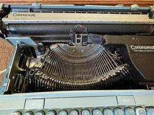 lot 327 image: Smith and Carona  Caronamatic Super 12  Vintage Electric Typewriter