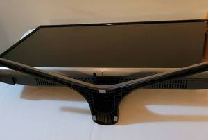 lot 172 image: 32 Flatscreen Samsung Television with Remote