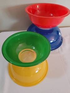 lot 173 image: Colorful Four-Piece Pyrex Mixing Bowl Set