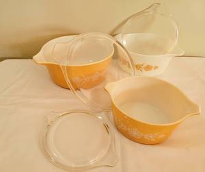 lot 175 image: Vintage Pyrex Butterfly Gold Casserole Set
