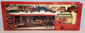 lot 317 image: Festive Christmas Decor