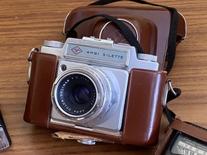 lot 334 image: Vintage Ambi Silette Camera and accessories