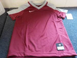 lot 184 image: 8 Dri Fit Nike Boys size S Maroon a...