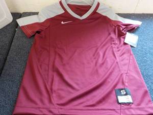 lot 187 image: 8 Dri Fit Nike Boys size S Maroon a...