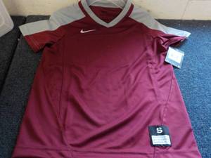 lot 189 image: 7 Dri Fit Nike Boys size S Maroon a...